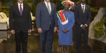 Ambassadeur Wendy Paulus-Aminta biedt geloofsbrieven aan president Miguel Díaz-Canel Bermúdez van Cuba aan