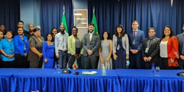 2022.12.09 BIBIS Braziliaanse samenwerking In de periode van 5 tot 9 december 2022 vertoefde een delegatie van Brazilië in Suriname in het kader van de technische samenwerking tussen beide landen. Het bezoek had onder meer, als doel het voeren van onderhandelingen en herformuleren van projecten voor technische samenwerking met het Directoraat Nationale Veiligheid (DNV) alsook het ministerie van Volksgezondheid.