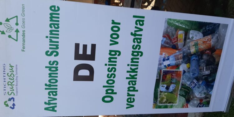 WWF-Guianas start plastic art project met Nola Hatterman Art Academy 1 20220217 170435 scaled Plastic is wereldwijd een groot probleem, dat kunnen we in Suriname zelf ook zien. Dit zegt Dylan de Gruijl, communicatiemanager bij WWF-Guianas. Dit is dagelijks te merken aan het aantal plastic zakken die in de winkels worden afgegeven, maar ook het afval dat de natuur in wordt gegooid, geeft hij aan. Vandaag startte het plastic kunstproject in verband met Earth Hour, dat wereldwijd op 26 maart wordt gehouden. Er is voor de uitvoering van dit project gekozen voor pupillen van de Nola Hatterman Art Academy (NNAC).