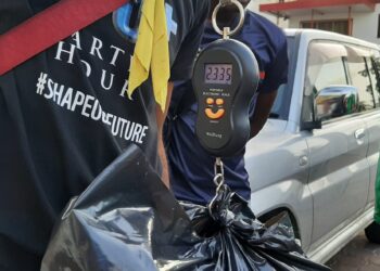 20220326 180040 15 scaled "Single use plastic gaat dit jaar eruit, het wordt uitgebannen." Dit heugelijk feit deelde Glenn Ramdjan, voorzitter van de stichting Support Recycling Suriname (SuReSur), mee aan Key News. Hieronder vallen onder andere de plastic zakken die in de winkels worden meegegeven bij het doen van boodschappen. Er zal volgens Ramdjan echter wel een overbruggingsperiode hiervoor gelden. "Je zal wat moeten zoeken om je boodschappen in te doen, zoals een eigen boodschappentas of doos meenemen", legt de SuReSur-voorzitter uit. Feit is dat de zakken eindelijk uit het systeem zullen gaan.