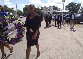 20220913 100955 De fractie van de Nationale Democratische Partij (NDP) heeft dinsdag tijdens het bezoek van de Nederlandse premier Mark Rutte, een krans gelegd bij het Monument van de Gevallenen aan de Waterkant. Rabin Parmessar (fractieleider-NDP) vindt dat er op een waardevolle manier respect getoond moet worden aan het leed dat geleden is van alle kant in de samenleving.