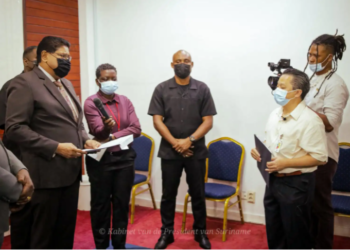 246166829 286511739883042 6546891630301047424 n In juni dit jaar komt een medische missie naar Suriname om de eerste groep niertransplantaties uit te voeren. Dat is goed nieuws voor de burgers die nu nog dialyseren en uitkijken naar de mogelijkheid voor transplantatie. Er is een selectieprocedure geweest, waaruit de eerste groep is gekozen. Voor hen die bij deze ronde uit de boot zijn gevallen, is er echter geen perspectief over dergelijke missies in de toekomst.