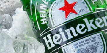 Heineken viert eerste Surinaamse bierproductie met gratis concert