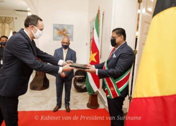 273542297 499246588233876 3913475941186349887 n De niet-residerende ambassadeurs van het Koninkrijk België, Hugo Verbist,  de Republiek Panama, Selvia Edith Miller Palmer, en  Israël, Itai Bardov, hebben vandaag hun  geloofsbrieven aangeboden aan president Santokhi. Dit vond vandaag plaats in het presidentieel paleis. Ambassadeur Bardov van Israël spreekt van een geweldige ervaring dat hij zijn geloofsbrieven heeft kunnen aanbieden  aan het staatshoofd. Hij zegt dat de relatie Israël - Suriname sterk is. Hij heeft gesproken met de president en minister Albert Ramdin van Buitenlandse Zaken, International Business en  Internationale Samenwerking over de verdere versterking van de relatie. Volgens hem heeft Israël veel te bieden. Het land is dominerend in de technologie van onder andere medicijn, landbouw en high-tech ontwikkelingen. Hij is optimistisch over de toekomst, waarbij Israël kennis kan delen, maar ook bedrijven naar Suriname kan krijgen.Ook ambassadeur Selvia Edith Miller Palmer van Panama blikt op goede vooruitzichten. De intensivering van de samenwerking zal voordelen opleveren voor beide landen. Zij zegt dat Panama een hub is van de Amerikas. Het land heeft vijf havens, die import- en exportfaciliteiten bieden. Daarnaast heeft het het Panamakanaal en een stabiel banksysteem, dat de bedrijvigheid kan doen bevorderen. "De relaties zijn altijd goed geweest,  uitstekend zelfs!" Dit zei ambassadeur Hugo Verbist van België na de aanbieding  van zijn geloofsbrieven. Er ligt nog meer in het verschiet in de samenwerking, die intensiever moet worden. Verbist zegt dat er reeds bedrijven zijn in beide landen, maar dat er mogelijk nog meer kunnen volgen in de toekomst. Ook op cultureel vlak hebben de twee landen veel gemeen met elkaar, te beginnen met de taal, zegt de ambassadeur. Maar op politiek vlak zullen er in de nabije toekomst ontmoetingen zijn met hoogwaardigheidsbekleders, waarbij MOU's ondertekend zullen worden, verklapt Verbist.