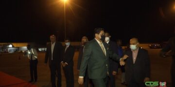 275046018 510462277112307 2813447818540124129 n 1 Met de intentie om de samenwerking binnen de Caricom te versterken en te verbeteren is president Chandrikapersad Santokhi, maandag 28 februari, vertrokken richting Belize waar de jaarlijkse Caricom staatshoofden meeting wordt gehouden. Volgens de president wordt er nog te weinig samengewerkt binnen de Caricom om projecten uit te voeren. De president heeft al aangegeven binnen de Caricom dat Suriname beschikt over genoeg vruchtbare grond en kijkt uit naar Caricom leiders om te komen investeren in Suriname op basis van gedeelde inspanning, gedeelde verantwoordelijkheid en gedeelde kosten.