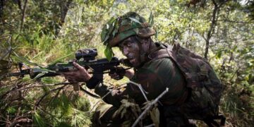 280218677 308127858167599 5883744542884745059 n Op 10 mei 2022 start in Suriname de eerste Nederlandse militaire jungletraining sinds twaalf jaar. Hiervoor vliegen 120 militairen van de Luchtmobiele Brigade en het Korps Mariniers op 9 mei naar Suriname. Aangezien de banden tussen Suriname en Nederland zijn aangescherpt is besloten om deze trainingen te herstarten.