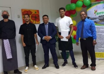 280669849 5448160195195516 5408040675183370462 n Rabin Boeddha, waarnemend directeur van het Suriname Hospitality & Tourism Training Centre  (SHTTC), zei dat het instituut een bijzondere mijlpaal heeft bereikt. De school reikte diploma's  uit aan afgestudeerden van de koksopleiding, de opleiding brood & banket en Franse conversatie. De leidinggevende geeft verder aan dat de opleidingen van het instituut veel mogelijkheden bieden, omdat mensen zich altijd verder kunnen specialiseren.