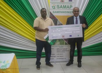 288476932 335544952083302 2911977570195808460 n Van de 800 aanvragen voor small en large grant hebben 164 boeren, verwerkers en agribusinesses een overeenkomst getekend met de Food and Agriculture Organization (FAO) en Suriname Agricultuur Marker Access Project (SAMAP). Op donderdag 16 juni vond er een ceremoniële ondertekening plaats van de Matching Grant Facility (MGF).