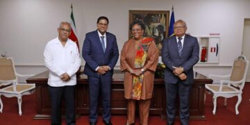 292294254 592395545585646 4550375324038748972 n President Chandrikapersad Santokhi heeft samen met de premier Mia Mottley van Barbados een Strategisch Dialoog en Samenwerkingsplatform getekend. Mottley zegt dat Suriname een strategische partner is Barbados en dat ondanks de verschillende beperkingen zoals de Covid-19 pandemie en de gevolgen klimaatverandering zij toch nauw samen hebben gewerkt.