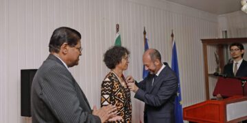 292848128 595322058626328 833470855821848442 n Als oprichter van het Green Heritage Fund Suriname en de bijdrage die zij heeft geleverd aan bescherming van wildlife en natuur, kreeg Monique Pool de “Chevalier de la Légion d’Honneur”, een van de hoogste orde in Frankrijk, vrijdagavond opgespeld.