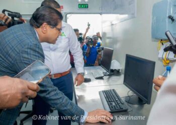 296180565 609999347158599 4567924082478285002 n Met de officiële ingebruikname van de solar plant, zaterdag in Coronie, zal zeker 9 procent van de huishoudens voorzien worden van energie. De president, Chandrikapersad Santokhi zegt dat met de uitbreiding van de energievoorziening, Coronie nu verder tot ontwikkeling moet komen.