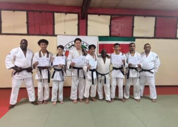 298332218 10228867339688224 5552950406243539718 n De Surinaamse Judo Federatie (SJF) heeft zes zwarte band judokas erbij. Alwin Ten Jet Foei, Alain Kamperveen, Ethan Gretna, Zephan Brunings, Damian Kemper en Jeric Redjodikromo mochten zich op zaterdag 6 augustus aanmelden voor het eerste dan zwarte band examen.