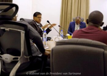 President bespreekt problemen houtsector
