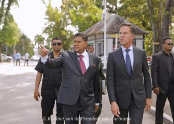 Santokhi zet redden van falend beleid op bord van Rutte