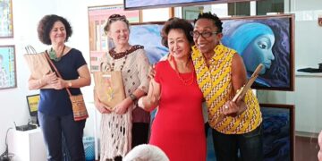 310281262 468992535273099 896004758570268441 n In de bomvolle bovenzaal van Readytex Art Gallery werd op zaterdag 1 oktober de presentatie gedaan van het boek ‘Het Alakondre Drakenmeisje' welke is geschreven door de bekende Surinaamse kunstenares Kit-Ling Tjon Pian Gi.