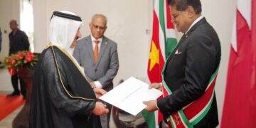 312174678 666944928130707 1562871070826561794 n Zes niet-residerende ambassadeurs hebben hun geloofsbrieven overhandigd aan president Chandrikapersad Santokhi. Op 18 oktober 2022 maakten de afgezanten van Zweden, Bulgarije, Peru, Qatar, Bahrein en de Heilige Stoel (het Vaticaan) hun opwachting bij het staatshoofd in het presidentieel paleis.