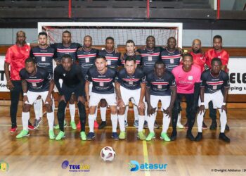 315721213 2057911874409453 685436689325680038 n Styx heeft bij de start van de zaalvoetbalplayoffs dinsdag in de Amos sporthal een winnende start gemaakt. De record zaalvoetbalkampioen versloeg in game 1 Bombel met 4-1 en nam daarmee een 1-0 voorsprong in deze best-of-three hoofdklasse serie . “Het is de eerste stap naar onze finaleplek”, aldus Styx-hoofdcoach Derrick Garden desgevraagd.