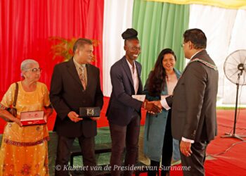 316409368 693032998855233 5073614066919237426 n In verband met 47 jaar staatkundige onafhankelijkheid van onze Republiek, heeft president Santokhi op 23 november 2022 extra aandacht besteed aan 127 mensen.