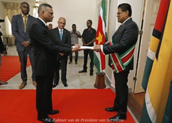 316953582 693048192187047 7568572690947305799 n President Chandrikapersad Santokhi aanvaardde woensdag de geloofsbrieven van Virjanand Depoo. Vanaf dat moment wordt Depoo gezien als buitengewoon en gevolmachtigd ambassadeur van Guyana bij de Republiek Suriname.