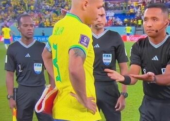 317089552 5721643501215721 1725767850315961749 n Het wereldkampioenschap voetbal in Qatar zit erop voor FIFA-assistent referee Zachari Zeegelaar. De Surinaamse official kwam twee keer in actie tijdens het mondiaal toernooi. Zijn optreden beperkte zich echter tot de groepsfase. De head of referee bij de Surinaamse Voetbalbond, Robert Obergh, ging in gesprek met Key News op Zeegelaar zijn prestatie bij het WK.