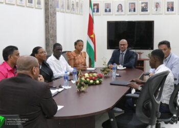 317380022 518502826972712 7130161477538204183 n Minister Steven Mac Andrew heeft op donderdag 24 november 2022 een tripartiete monitoringscommissie gericht op de veiligheid, gezondheid en het welzijn van werknemers bij Newmont Suriname LLC geïnstalleerd.