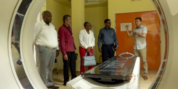 318819679 209795438108907 5279777755646289654 n Met deze presentatie vraagt het RTCS hulp voor de problemen bij de organisatie. Voor aanvang van de begrotingsbehandeling houdt de commissie een ronde van gesprekken met stakeholders. De stakeholders worden dan uitgenodigd naar het parlement. In dit geval heeft de commissie zich georiënteerd bij het RTCS. Het RTCS verkeert in financieel zwaar weer. “We hebben een heel inzichtelijke presentatie gehad.