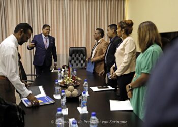 319899896 461357886166913 1131767398405703998 n Het installeren van een meldpunt van grondproblemen, moet als hulp dienen voor mensen die geconfronteerd zijn geraakt met zaken zoals onrechtmatig uitgeven van terreinen. Het meldpunt is op 13 december 2022 officieel geïnstalleerd door president Chandrikapersad Santokhi. Dat meldt het kabinet op zijn Facebookpagina.