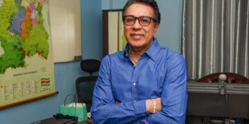 4bd50aa9 fd9a 97bf 79dd f9a904234528 1 In een persbericht van 24 november jl. betichtte het MinOWC de IMEAO-4 studenten ervan dat ze zich op de ordinairste wijze zouden hebben gedragen op een schoolfuif. De samenleving zou ook geschokt zijn en haar misnoegen kenbaar hebben gemaakt tegen dit immorele en wangedrag van de studenten. Hoe het MinOWC tot deze conclusie komt en via welk onderzoek mag Joost weten. Aldus kwalificeerde MinOWC de IMEAO-4 studenten hun manier van dansen, wat meer bekend staat als 'boeke' of 'bommen,' niet zoals de cultuurdans kabula. Dat wil zeggen, er werd niet constant zo gedanst, maar gewoon eventjes voor een 'fatu,' of kiek, dat is voor de grap of aanstellerij. Showen heet dat.