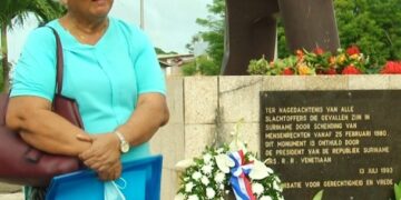 5 1024x1024 1 1 De staatsgreep van 25 februari 1980 heeft voor een totale verbijstering en ontreddering gezorgd bij de samenleving. Dit zegt Betty Goede, voorzitter van de Organisatie voor Gerechtigheid en Vrede (OGV).  Zij zegt dat er verdeelde meningen zijn over de staatsgreep, maar dat zij er persoonlijk altijd tegen was. Dit zou te maken hebben met de wereldgeschiedenis, die leert dat landen, waar een militaire dictatuur heeft geheerst, zich niet positief ontwikkelen. Suriname heeft in 1980 moeten ervaren dat de machtsovername destructief was, aldus Goede.