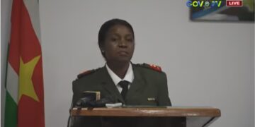 53489763 7e84 e078 7d2e 77f2ba4b01fa De defensieorganisatie wordt doorgelicht. Dit zei de inspecteur-generaal der Krijgsmachten (IGK), Luitenant-kolonel Lea Hynes-Parris,  op de maandag 14 maart gehouden persconferentie van het ministerie van Defensie. In 2021 is het IGK gestart met inspecties binnen de diverse afdelingen van het defensie-orgaan. Tijdens die inspecties zijn er volgens haar verschillende situaties aangetroffen. "Het is de bedoeling dat alles grondig wordt onderzocht, om zo te komen tot de oorzaak van de problemen”, laat Hynes weten. Zodra de onderzoeken zijn afgerond, zal de minister van Defensie, Krishnakoemarie Mathoera, hiervan schriftelijke rapportage krijgen.