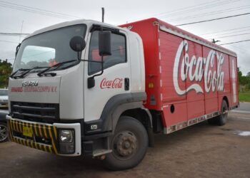 53970431 1061944670656328 8778819754665181184 n Het strafrechtelijke onderzoek naar de aanrijding van de Coca-Cola- truck van Fernandes Bottling Maatschappij en een  bromfiets is gisteren begonnen. Het delict vond plaats op 23 septemper dit jaar te Commewijne, waarbij de bromfietser het leven ter plekke liet.