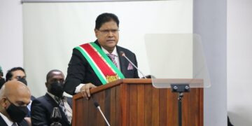 565032c8 b486 dbff 64be c84ceaa37d8b Voor het nieuwe jaar wil de regering een Nationale Commissie Vision 2060 formuleren. “Deze 2060 Vision moet politiek en maatschappelijk draagvlak hebben om de geprefereerde huidige en toekomstige inrichting van onze samenleving en economie in kaart brengen”, zegt president Chandrikapersad Santokhi op 16 december 2021 in De Nationale Assemblee.