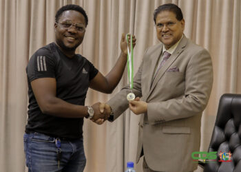 6 Het bestuur van de Politie Voetbal Vrienden (PVV) heeft een onderhoud gehad met president Chandrikapersad Santokhi.