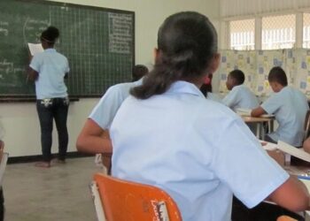 71f41658 f1d2 157d ef9d 2e3cf5e61c02 Op een aantal Mulo scholen is er een tekort aan plekken voor leerlingen die van leerjaar 8 (zesde klas) zijn doorgestroomd naar leerjaar 9 (eerste klas Mulo). Bezorgde ouders, wier kinderen nog niet zijn geplaats, hebben dit gemeld bij de redactie.