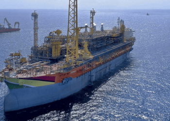 964e81 b387921d8c2a4b78b6bd051e64cb6192 mv2 Vanaf 2015 heeft de olieindustrie in Guyana ongeveer 11 miljard vaten olie opgeleverd. Het is door velen besproken als een van de grootste offshore olievondsten in de afgelopen decennia .