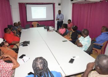 ALBINA Grote delen van Albina krijgen geen water uit de kraan of als er water uit de kraan komt, dan is het vuil. Dit zegt districtssecretaris Patrick van Genderen.