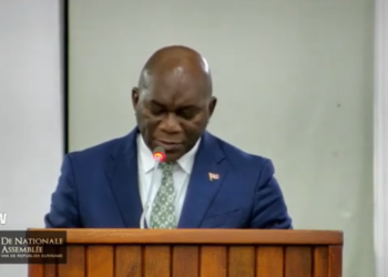 AMOKSI DNA Minister Kenneth Amoksi van Justitie en Politie werd dinsdag in De Nationale Assemblee (DNA) gebombardeerd met vragen en kritische opmerkingen tijdens de behandeling van de wetten casinowezen, wet toezicht en controle kansspelen en de loterijwet. “Hij moet antwoord geven op vragen gesteld door de leden van het hoogste college van de staat”, zei DNA-lid Melvin Bouva.