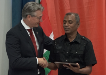 ANIEL Rene van Nes, ambassadeur Europese Unie Suriname, is van mening dat mensenrechten gepromoot kunnen worden op mondiaal niveau, lokaal of nationaal niveau, of op individueel niveau. Daarom heeft de Europese Unie donderdag de mensenrechten prijs uitgereikt aan Aniel Koendjbiharie, voorzitter van de stichting Wan Okasi.