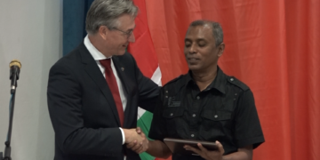 Aniel Koendjbiharie ontvangt mensenrechten prijs