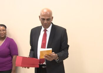 Achaibersing 2 1 President Chandrikapersad Santokhi heeft donderdag tijdens de jaarrede gebruik gemaakt van het moment om Armand Achaibersing, voormalig minister van Financiën en Planning te bedanken voor zijn werk. Achaibersing nam woensdag officieel afstand nam van zijn functie.
