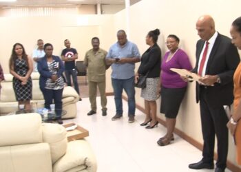 Achaibersing 8 Het Financiënpersoneel heeft afscheid genomen van Armand Achaibersing, die eerder in augustus bedankte. Hij bleef op verzoek van het staatshoofd nog 'even' aanzitten, maar vandaag was uiteindelijk zijn laatste dag.