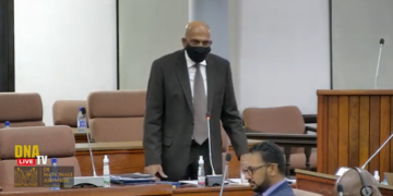 Achaibersing2 “De koers is sinds juni vorig jaar losgelaten en wordt door de markt bepaald. Er is vraag en aanbod en er is absoluut geen sprake van ingrijpen van een monetaire autoriteit. Dus vanaf het moment dat we de koers hebben losgelaten in juni kan er geen sprake zijn van devaluatie. Er kan wel sprake zijn van appreciatie of depreciatie”, zei minister Armand Achaibersing van Financiën en Planning donderdag op vragen over de douanekoers gesteld door enkele leden van De Nationale Assemblee (DNA) tijdens de behandeling van de Centrale Bankwet 2022.