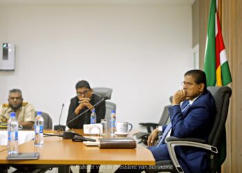 Actoren Wanica in overleg met president Santokhi 22 10 2022 8 Om knelpunten bij de uitvoering van gemeenschapsprojecten in het district Wanica aan het licht te brengen zijn diverse functionarissen aangehoord door president Chandrikapersad Santokhi.