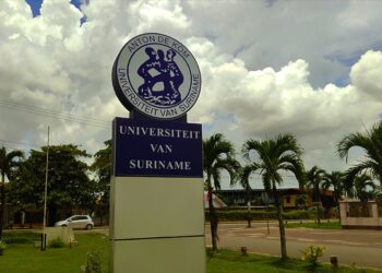 Adek naambord 2 Het wetenschappelijk personeel van de Anton de Kom Universiteit Suriname (AdeKUS) is sinds 2 januari in actie. Dit maakt de Vakvereniging Wetenschappelijk Personeel van Universiteit van Suriname (VWPU) bekend aan haar leden middels een schrijven.
