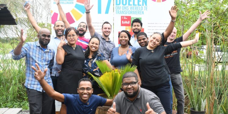 Private Sector binnenkort meer dan 150 SDG-ambassadeurs rijker 1 Alembo 1 scaled Een gezamenlijk initiatief van de United Nations Suriname en de Vereniging Surinaams Bedrijfsleven (VSB) heeft geleid tot een serie trainingen gericht op de Duurzame Ontwikkelingsdoelstellingen (SDG’s) binnen de private sector. Dat meldt de vereniging in een persbericht. Tegen het einde van deze maand is de private sector en dus Suriname meer dan 80 SDG-ambassadeurs rijker.