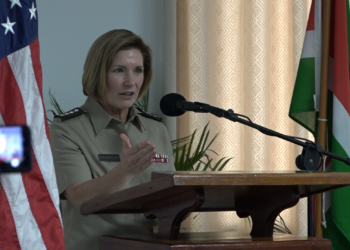 Am vrouw 1 Minister Krishnakoemarie Mathoera van Defensie vindt dat de betrokkenheid van vrouwen bij de promotie van vrede en veiligheid van cruciaal belang is.