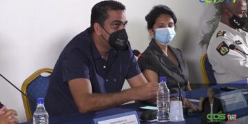 Amar Ramadhin 5 Op een gehouden regeringsraad is de huidige dreiging rondom COVID-19 ter sprake gekomen. Na verontrustende bekendmaking vanuit het veld, is de overheid genoodzaakt maatregelen te treffen ter verdere bescherming van de samenleving. Morgen komen de desbetreffende actoren bij elkaar om zich te buigen over het implementeren van eventuele aangepaste maatregelen. Dat meldt een berichtgeving van de Communicatiedienst Suriname