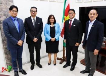 Ambassadeur Filipijnen op bezoek bij minister Kuldipsingh