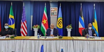 Ambassadeur Miriam Mac Intosh minister Albert Ramdin en minister Kenneth Amoksi Barbados en Suriname proberen de bestaande bilaterale samenwerking te verdiepen met behulp van het Brokopondo Programma voor samenwerking, als blauwdruk voor de twee Caribische landen om dat initiatief te bereiken. Minister Albert Ramdin van Buitenlandse Zaken, International Business en Internationale Samenwerking, heeft gesprekken gevoerd met de Barbadiaanse minister van Buitenlandse Zaken en Buitenlandse Handel, Jerome Walcott.