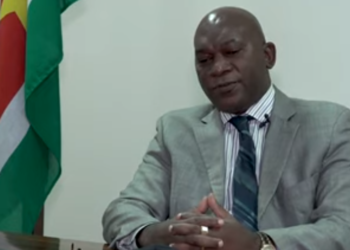 Amoksi 3 Minister Kenneth Amoksi van Justitie en Politie is in gesprek met de Communicatie Dienst Suriname ingegaan op de samenwerking op het gebied van justitie. Hij geeft ook aan dat er een intensieve politiesamenwerking is met het land aan de Noordzee. Minister Amoksi geeft aan dat Nederland Suriname op diverse gebieden die te maken hebben met de beleidsterreinen in zijn portefeuille, ondersteunt.